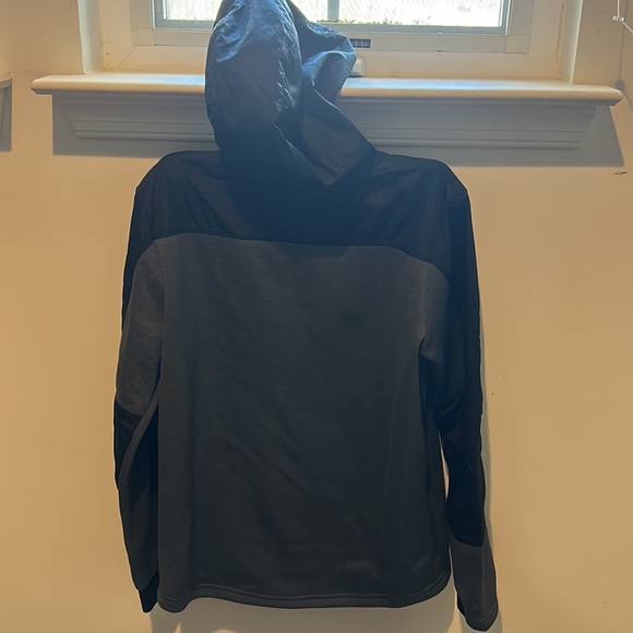 Boys light weight under Armour yxl jacket - Picture 4 of 4